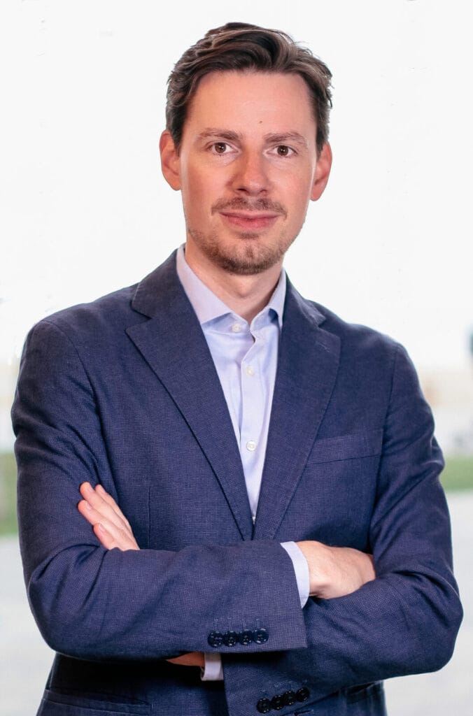Mann im Anzug verschränkt die Arme